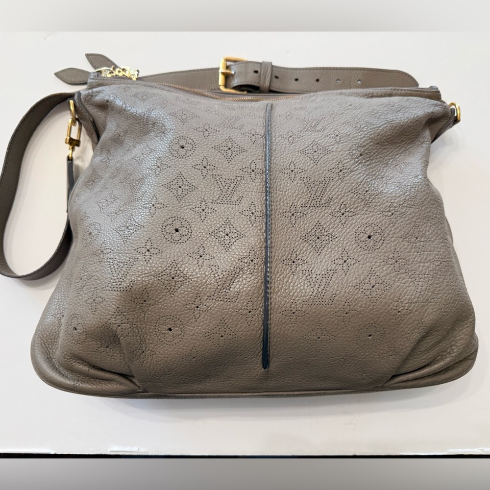 Like new Authenticated Taupe Louis Vuitton MM Mahina Selene excellent + Shop bag - Picture 7 of 15